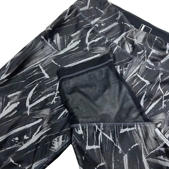 Mondetta Black Brush Stroke Cropped Capri Leggings L - Picture 2 of 3